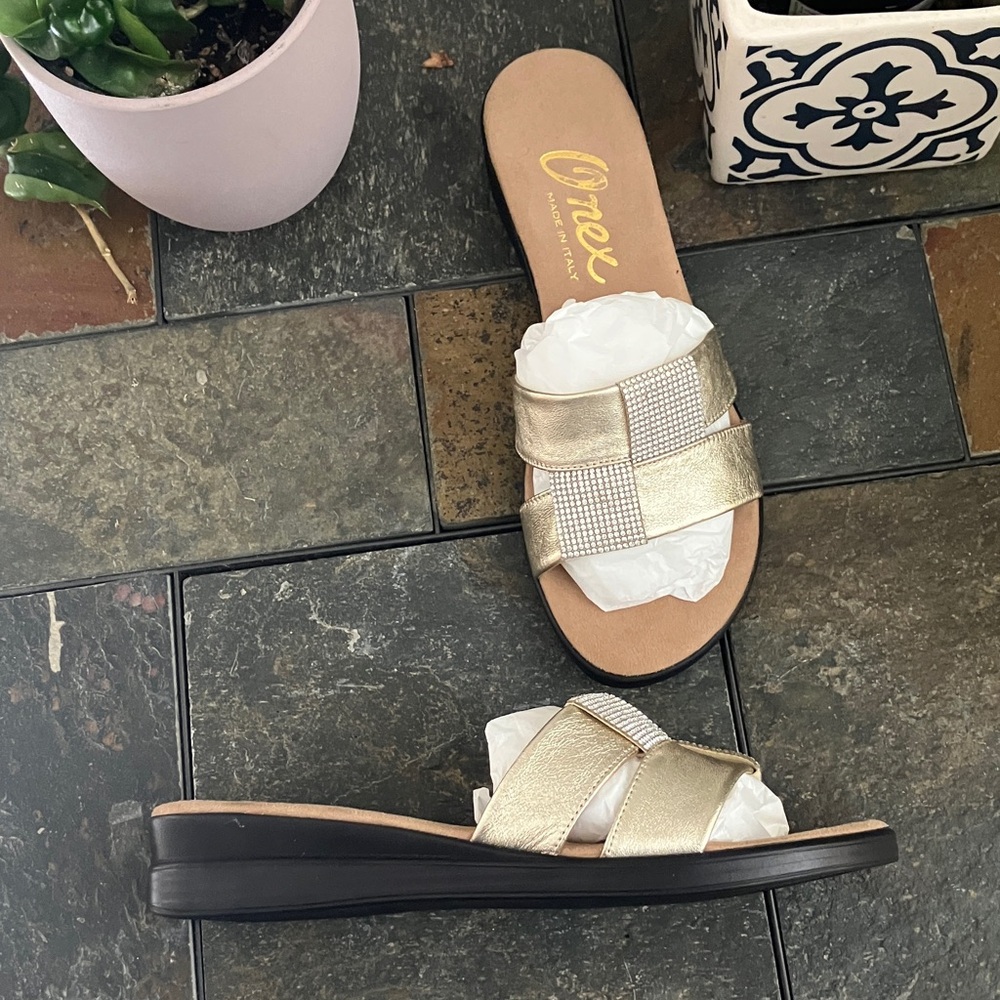 Onex Metallic Gold Slide Sandals with Rhinestone Accent Style Lino size 7